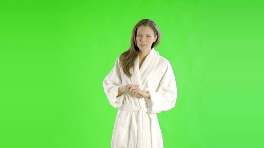 高加索女人绿屏剪出浴袍美容健康视频素材模板下载