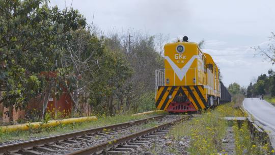 火车来了 黄色火车头 春天的火车 火车轨道