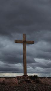 垂直视频不祥的风暴云与基督教十字架