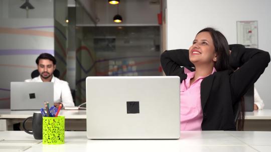 女子办公室双手抱头靠在座椅上视频素材模板下载