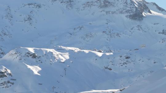 奥地利冬天，考纳塔尔雪山上滑雪缆车的无人驾驶飞机视图