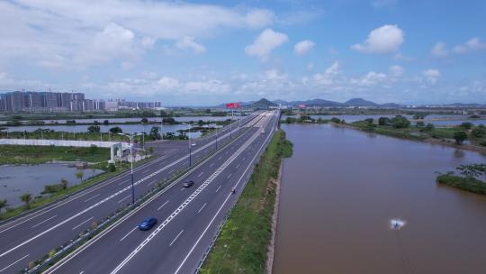 蓝天白云城市道路桥梁车流