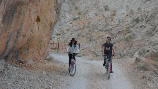 峡谷中的山地自行车手视频素材模板下载