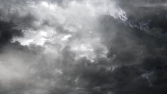 4k雷暴内厚厚的灰色积云和黑暗的天空。