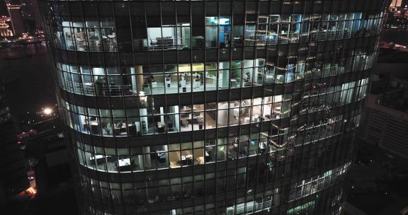 上海陆家嘴写字楼晚上开灯加班的办公室