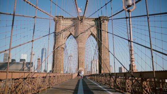 一个夏天，年轻的欧洲浪漫夫妇在布鲁克林大桥手拉手旋转，跑向镜头。