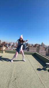 在屋顶上跳舞的女孩竖屏