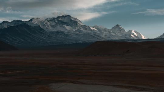 西藏旅游风光清晨黄昏珠穆朗玛峰近景视频素材模板下载