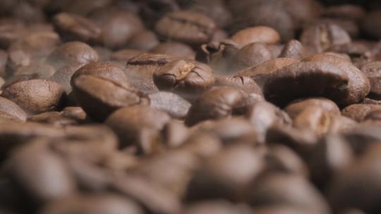 香浓的咖啡豆 咖啡豆烤出来的烟
