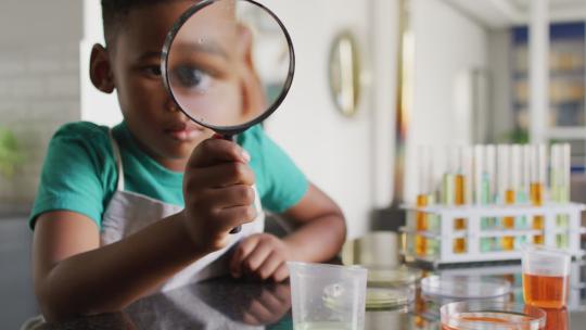 非裔男孩在家用放大镜观察的视频