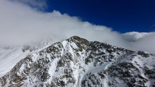 FPV航拍被雪覆盖的山峰巍峨的雪山河流高山