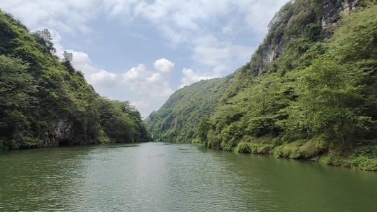 两岸青山一江春水