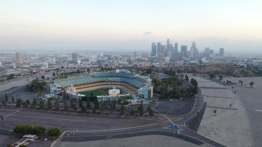道奇体育场的无人机拍摄，背景是洛杉矶的景色