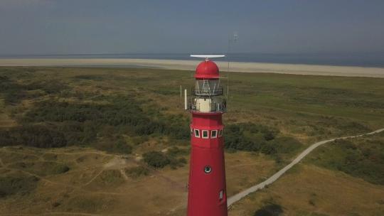 1657_海岸附近的红色灯塔，旋转的航拍