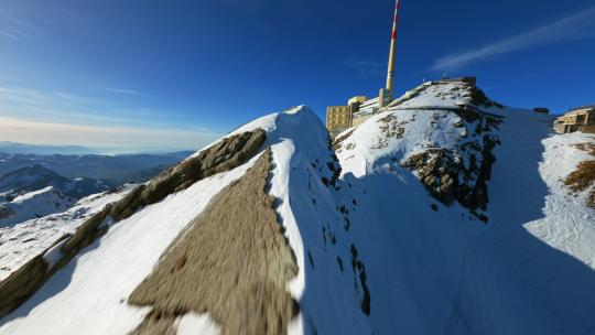 FPV无人机航拍瑞士冬日雪山山顶高塔度假屋