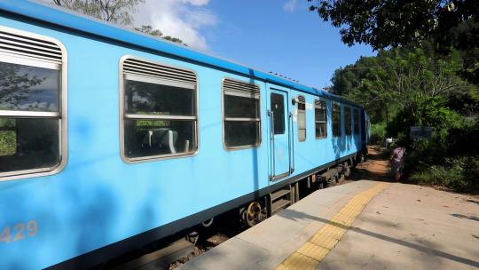 斯里兰卡网红小火车行驶在艾拉茶园