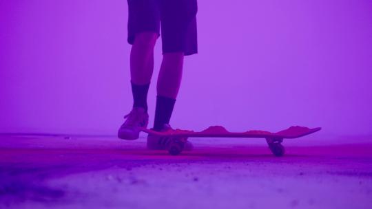 极限运动滑板艺术结合彩色粉末飞溅
