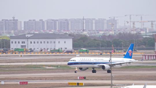 南方航空飞机在浦东机场降落视频素材模板下载