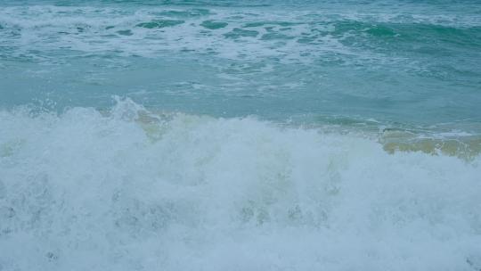 波涛汹涌 海浪拍打沙滩 海边浪花