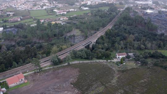 白天，葡萄牙波尔图农村和城镇附近的铁路桥。-天线