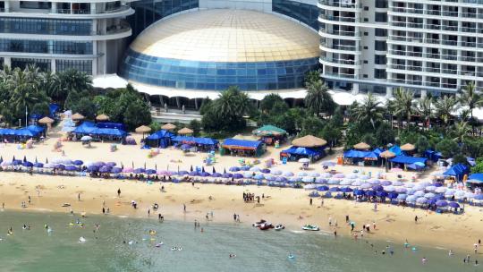 航拍广东惠州大亚湾海岸线沙滩度假休闲人群