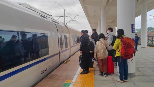 江西景德镇北站火车站准备乘车的旅客