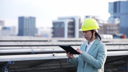 女性工程师在屋顶光伏太阳发电厂工作