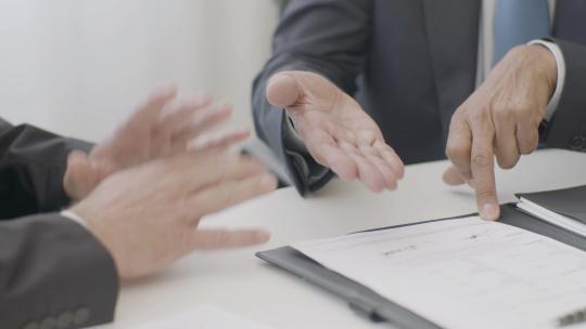 业务讲解沟通手势握手合作