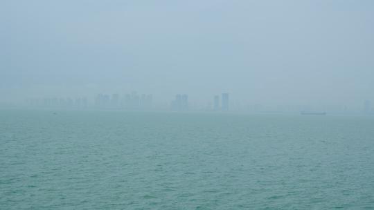 雾气蒙蒙的海面 阴天大海视频素材模板下载