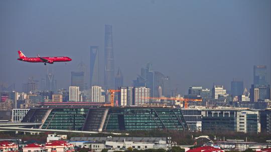 实拍上海城市陆家嘴飞机飞过城市视频素材模板下载