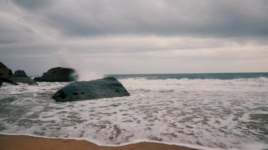 海浪击打在礁石上