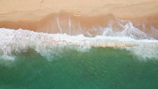 海浪在霍斯塞格野生海滩沙滩上破碎的航拍