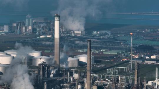 炼油厂污染的天空视频素材模板下载