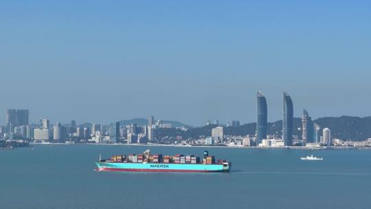 福建厦门港海域进港的远洋集装箱货轮视频素材模板下载