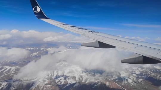 山东航空航班飞过青海祁连山脉雪山群峰视频素材模板下载