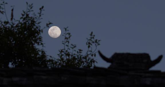 屋顶上的月亮