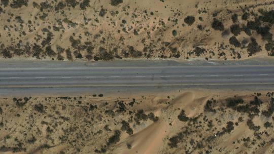 俯瞰俾路支省沙漠景观中空旷的道路。