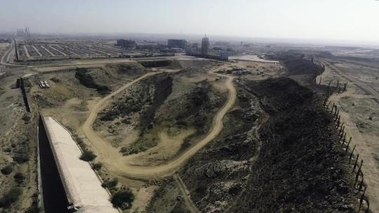 空中慢速莫潘视图，一个未建成的住房社会项目，有一条国道。