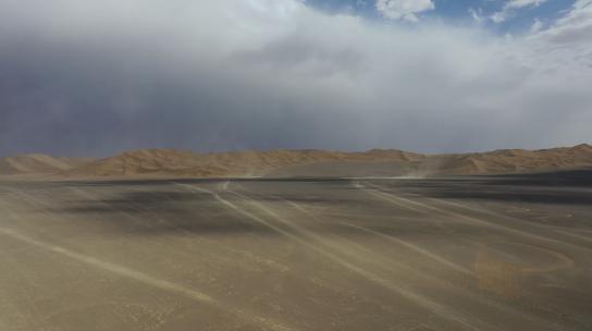 沙漠阴天起风扬沙推进高清在线视频素材下载