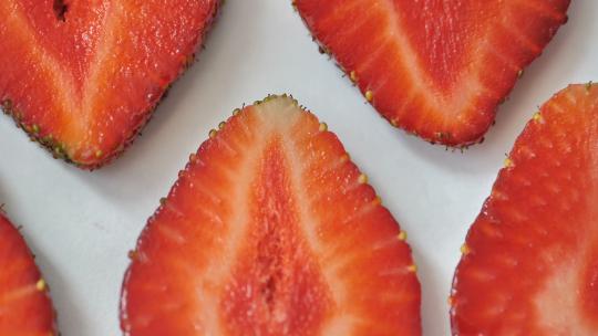 草莓切片在酸奶中的特写镜头