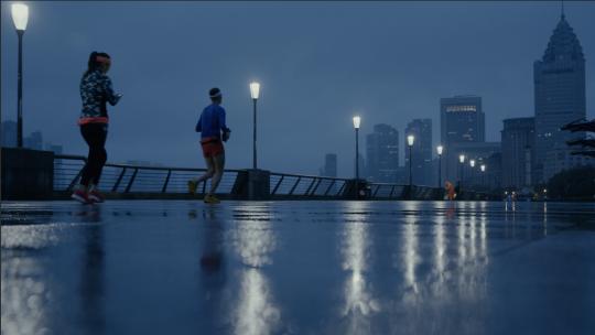 雨天外滩上海清晨钟声城市街道氛围
