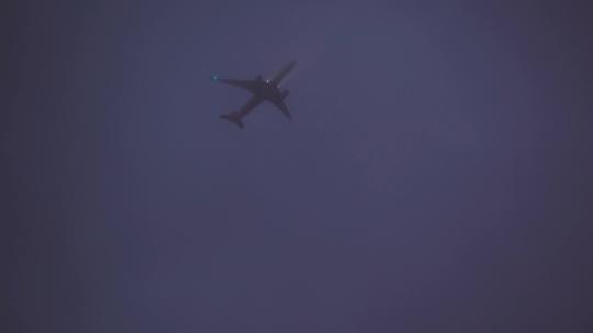 飞机飞入云雾天空视频素材模板下载