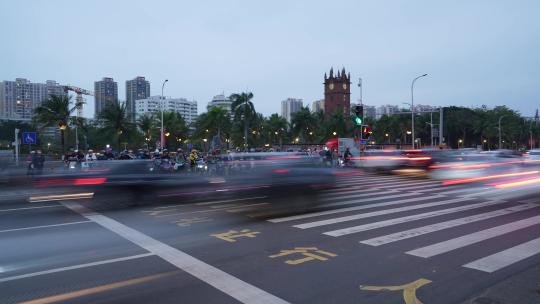 繁忙道路和海口钟楼