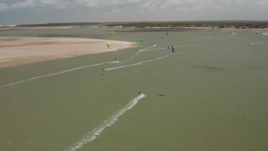 巴西安廷斯泻湖中的风筝冲浪者。航拍视频素材模板下载