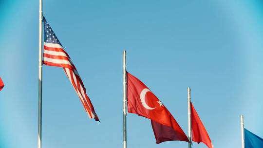 843_美国和土耳其的国旗在风中飘扬
