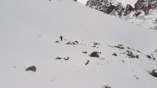 冬季冰川山脉男子滑雪旅行的航拍