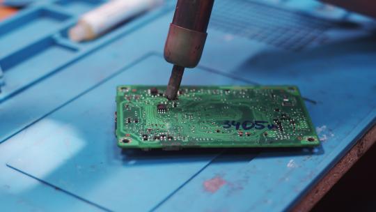 焊接微电路的电子部件视频素材模板下载