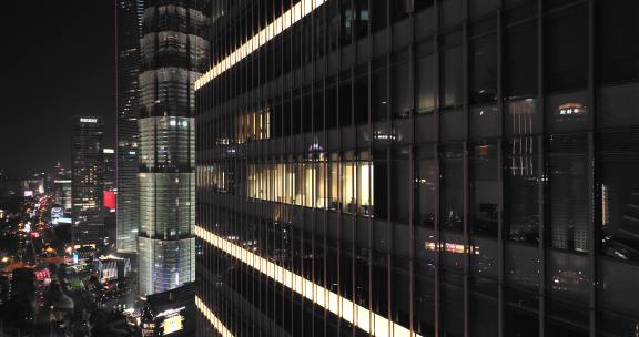 上海陆家嘴写字楼晚上开灯加班的办公室