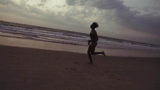 在沙滩上跑步运动的女性