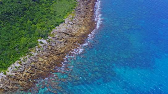 海面海浪拍打岸边礁石高清在线视频素材下载